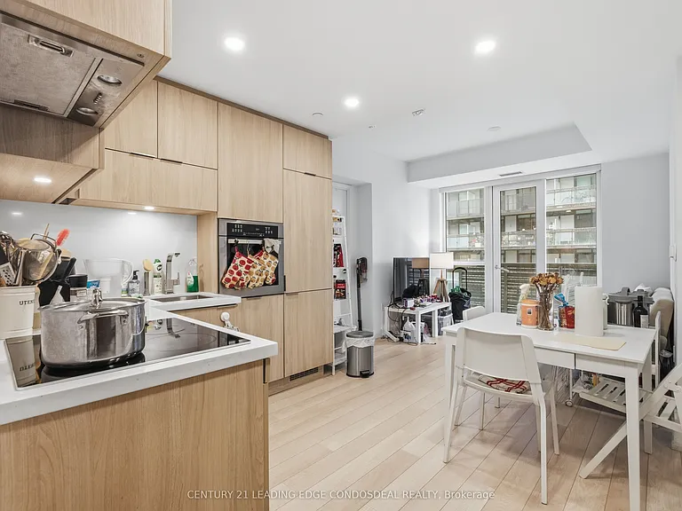 39 Roehampton Ave #807 — Photo 18