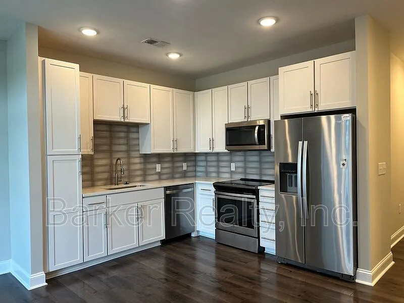 1 bed, 1.0 bath, 796 sqft, $1,295 — Photo 3