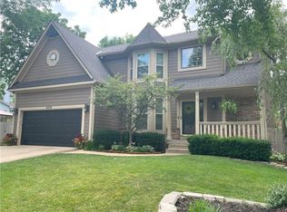 8438 Hallet St, Lenexa, KS 66215