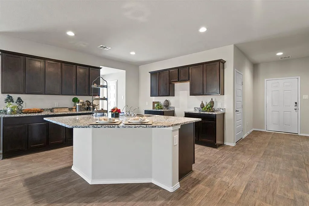 4 bed, 2.0 bath, $2,700 — Photo 2