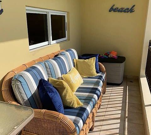 Balcony w/beach view