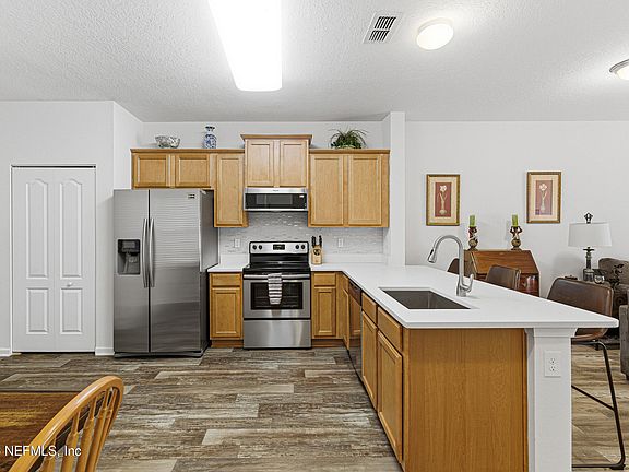 4th image of 209 WHITLAND Way