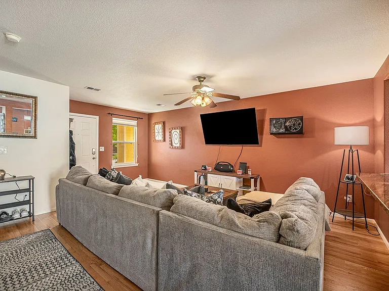 348 Smith Cir — Photo 3