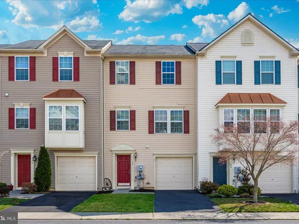 74 Tidewater Ter, Falling Waters, WV 25419