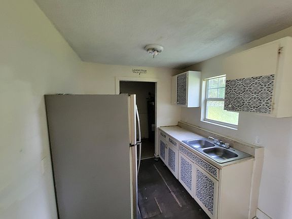 3rd image of 713 Cedar St