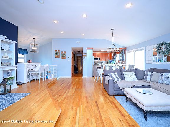 3rd image of 89 Rockville Ave