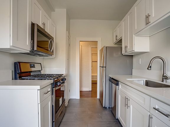 3rd image of 500 S Westmoreland Ave #3402894