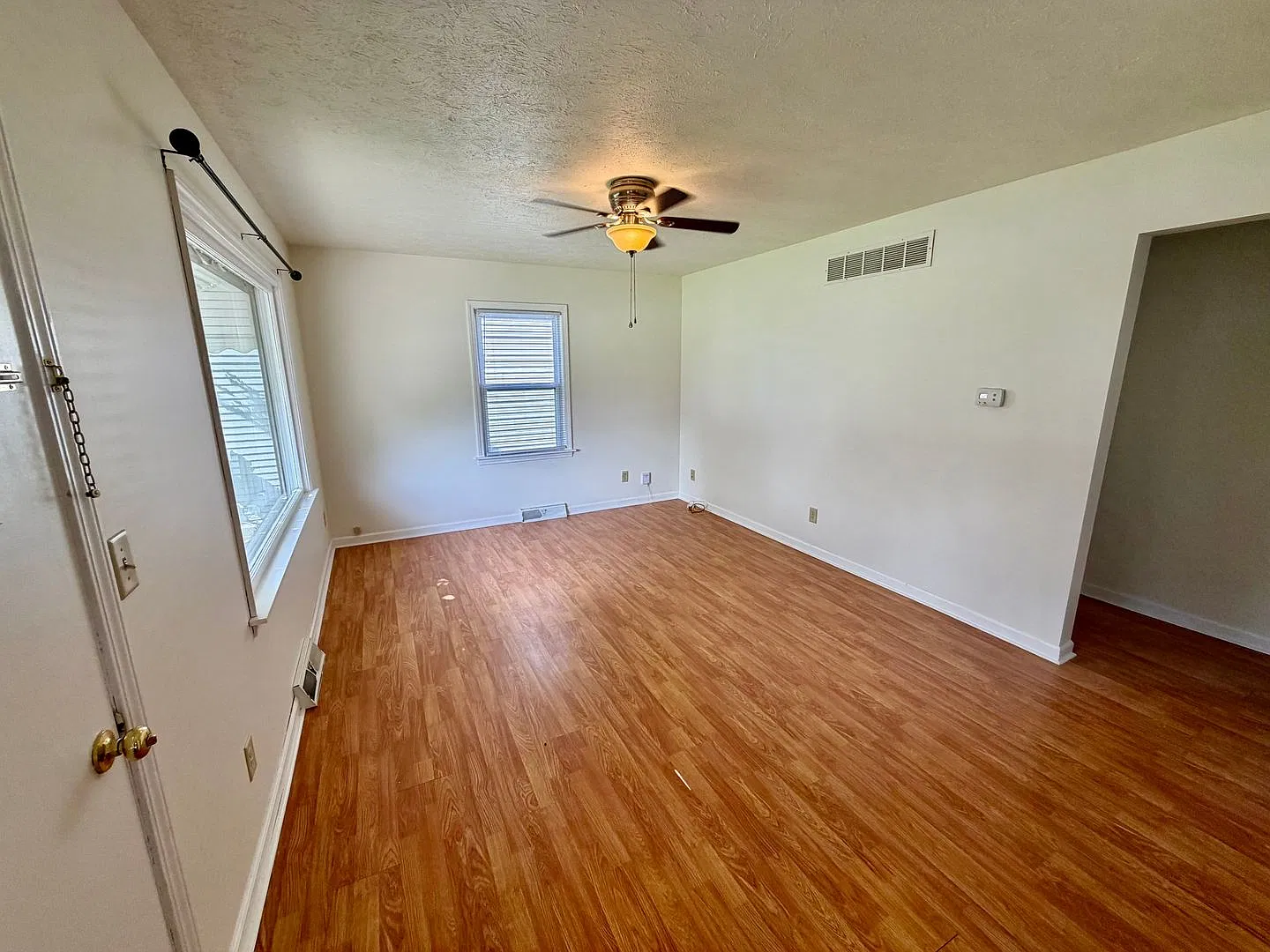 Charming 2 Bedroom 2 Bathroom House! — Photo 4