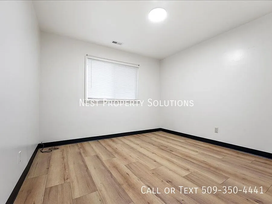 Spacious 2 Bedroom, 1 Bath Duplex! — Photo 4