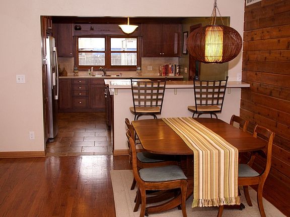 Breakfast bar/buffet and dining area