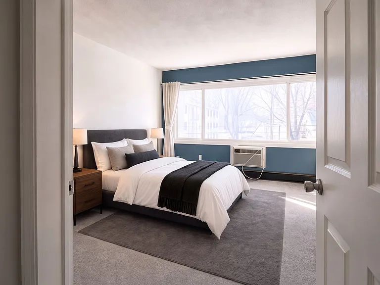 Relax in Style: Discover our Minneapolis Bedroom Haven on Minnehaha Avenue — Photo 13