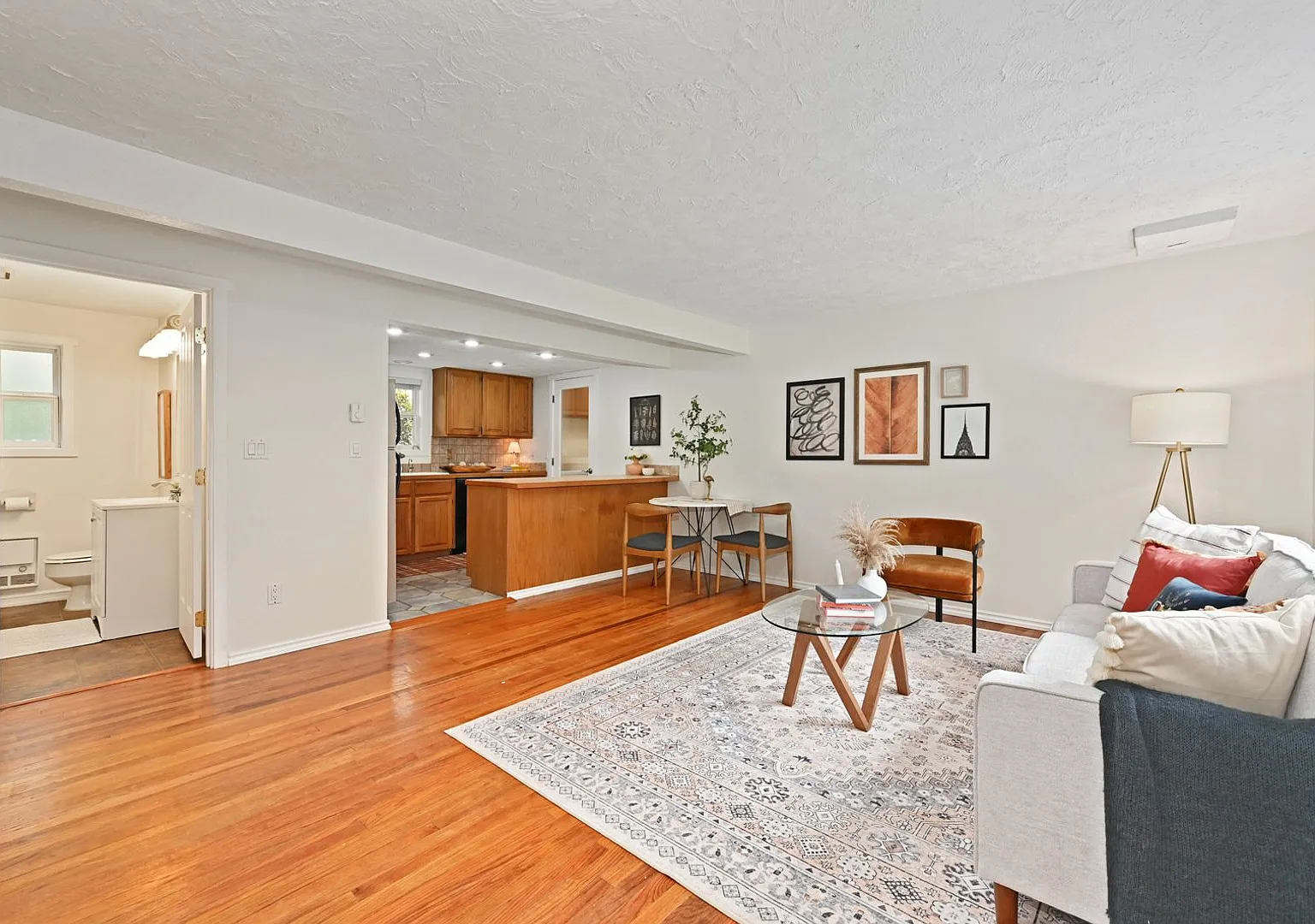 Cozy 2-bedroom 2 bath house in Redmond- Offering a 6-month lease. — Photo 4
