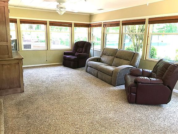 Sunroom 
23'9" x 13'7"