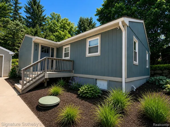 818 N Main St, Milford, MI 48381