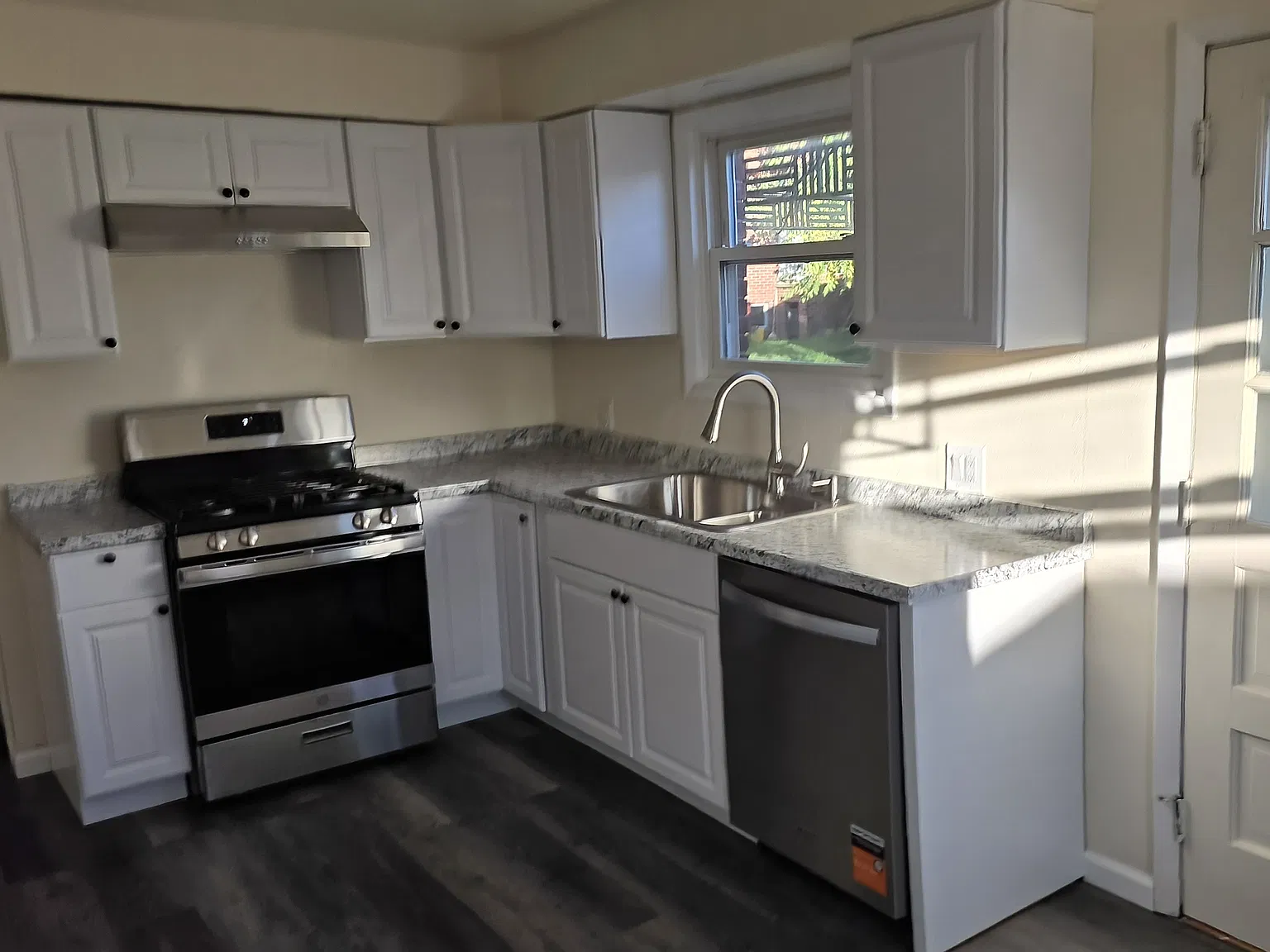 3 bed, 1.5 bath, 1215 sqft, $1,950 — Photo 4