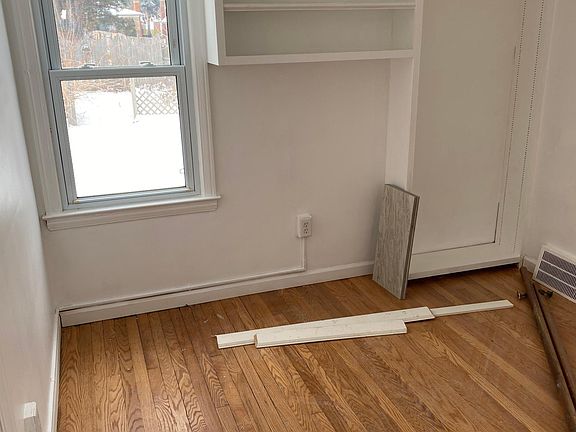 5th image of 22069 Firwood Ave