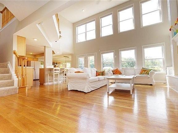 5th image of 10004 Thoroughbred Ln