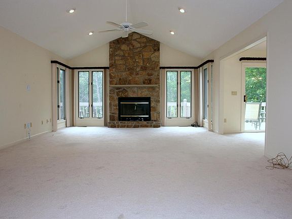 5th image of 30 Heather Glen Dr