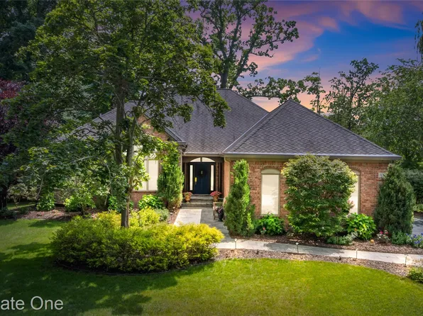 3633 Orion Oaks Dr, Lake Orion, MI 48360