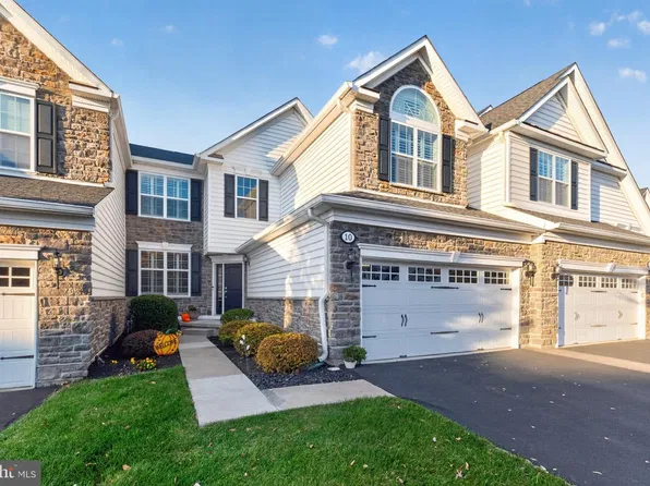 10 Hillyer Ln, Newtown, PA 18940
