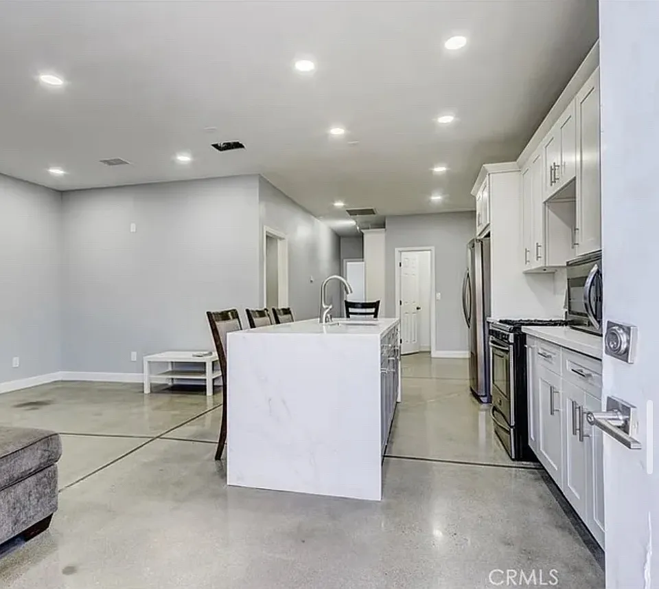 2 bed, 1000 sqft, $2,000 — Photo 1