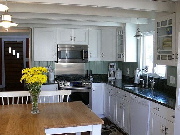 3rd image of 418 Radnor Ave