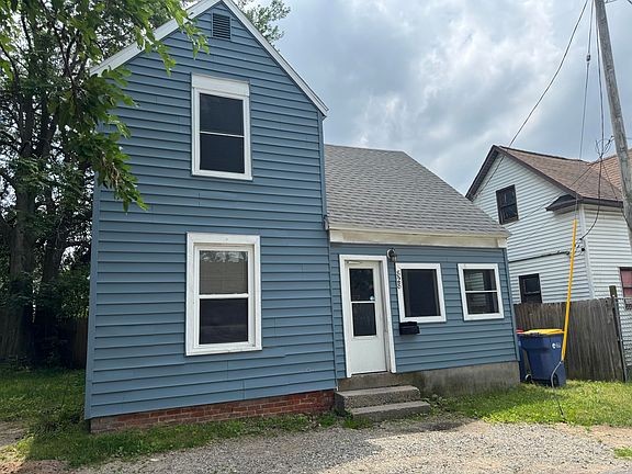 2nd image of 828 Isabella Ct SE