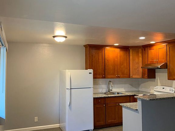 5th image of 1516 S Claremont St Unit C