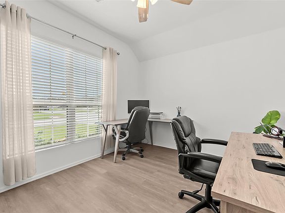 3rd image of 303 Stablebrook St