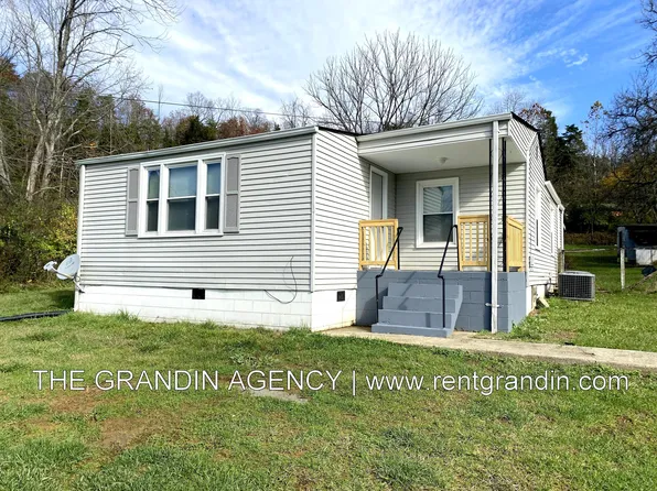 8623 Plantation Rd, Hollins, VA 24019