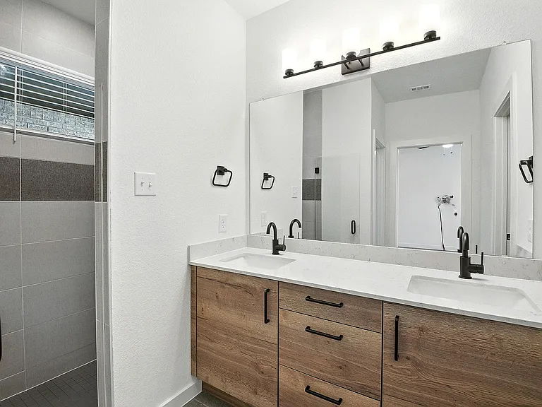 3B | 3 Bed / 2.5 Bath - Master Bathroom