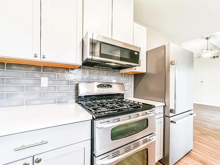 504 Avondale Ln — Photo 8