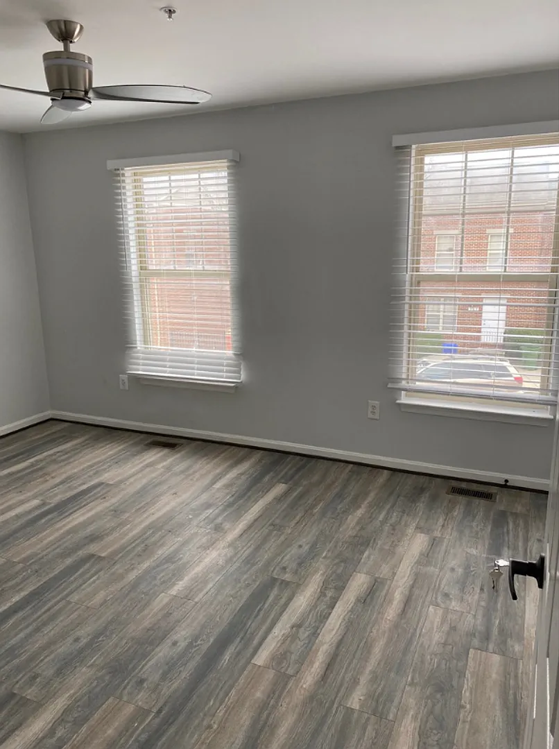 306 North Fremont Avenue - 5 W/Bath Available $750 — Photo 2