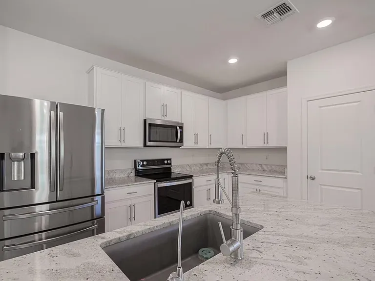 5726 S 30th Gln — Photo 12