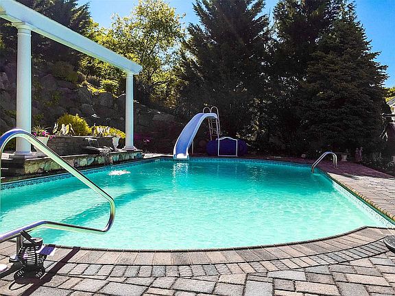 5th image of 315 Carnation Dr