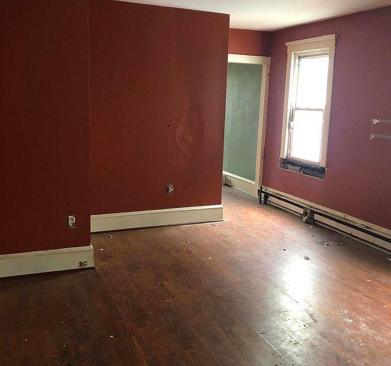 2nd image of 113 Waller St
