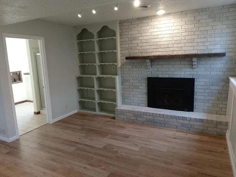 1512 Knollcrest Dr — Photo 8