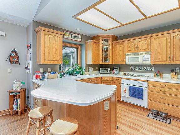 3rd image of 958 Songbird Ln