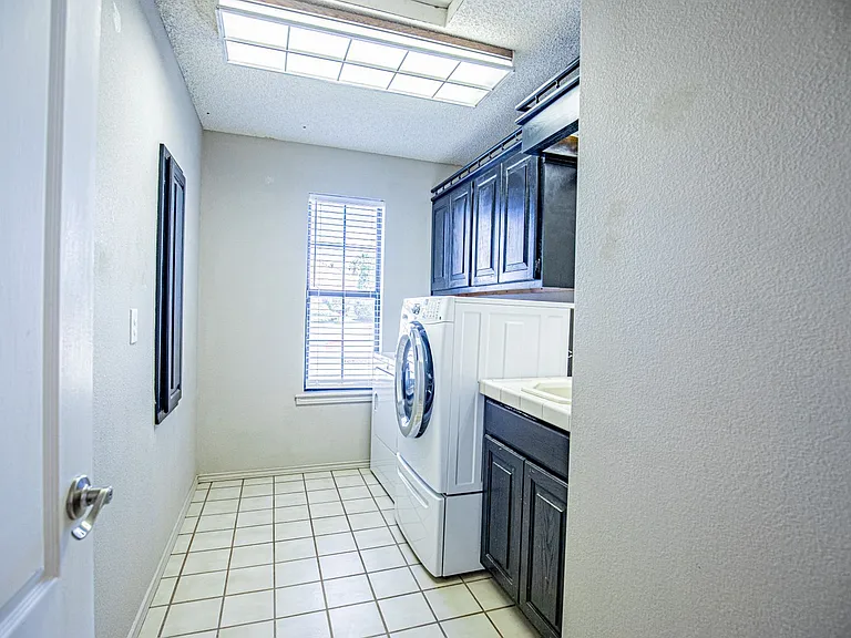 712 Caprock Ct — Photo 9