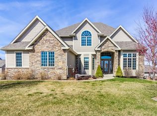 9533 Woodland Dr, Johnston, IA 50131