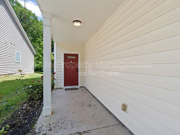 1141 Hammond Dr — Photo 2