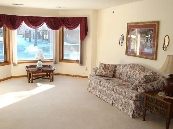 32 11th Ave S APT 113, Hopkins, MN 55343