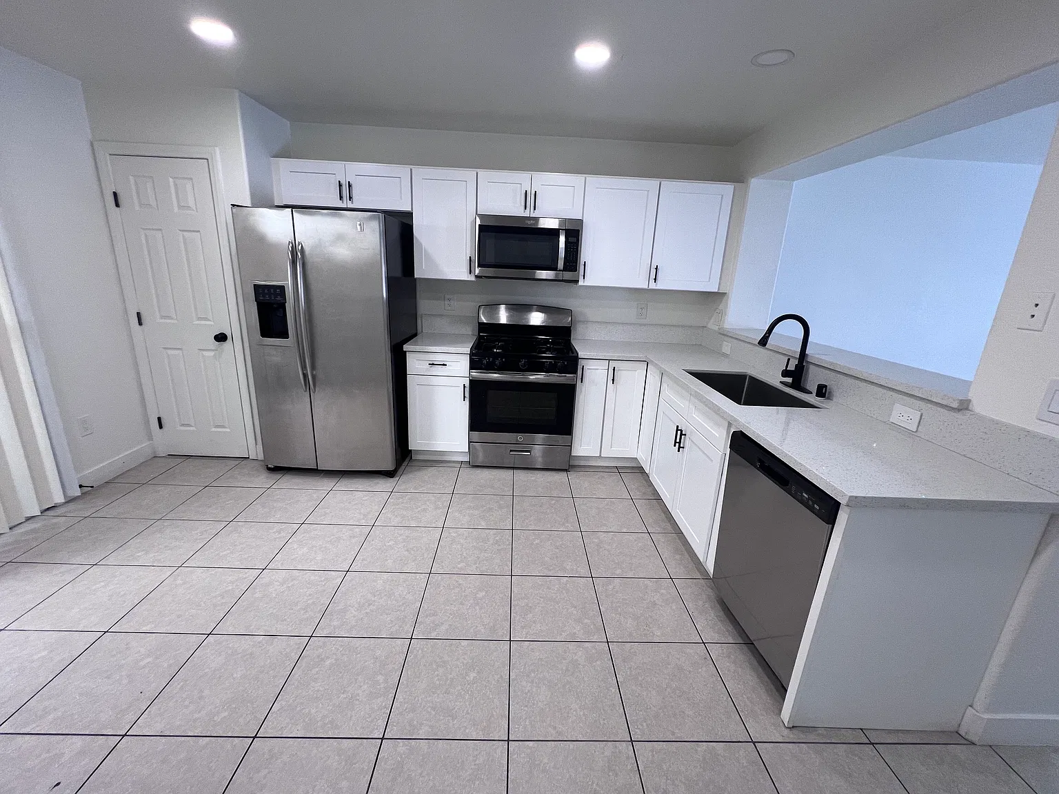3BR Single Family House — Photo 3