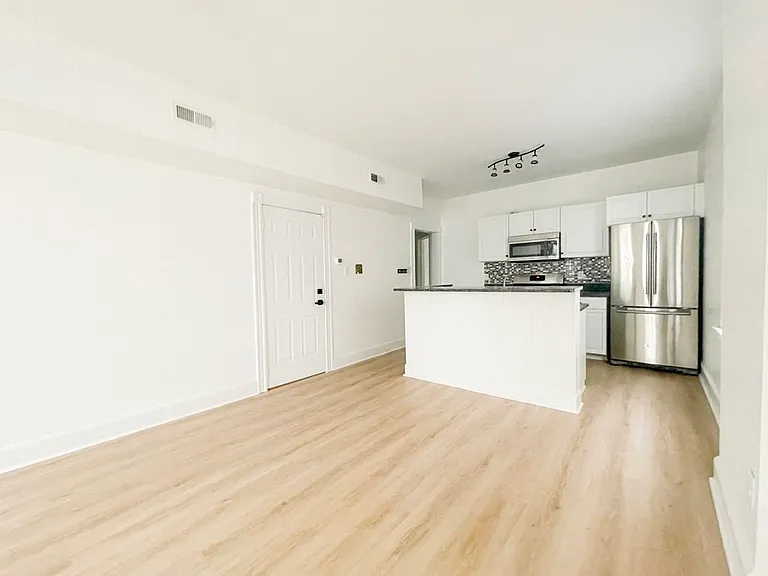 470 E 7th St #4 — Photo 3