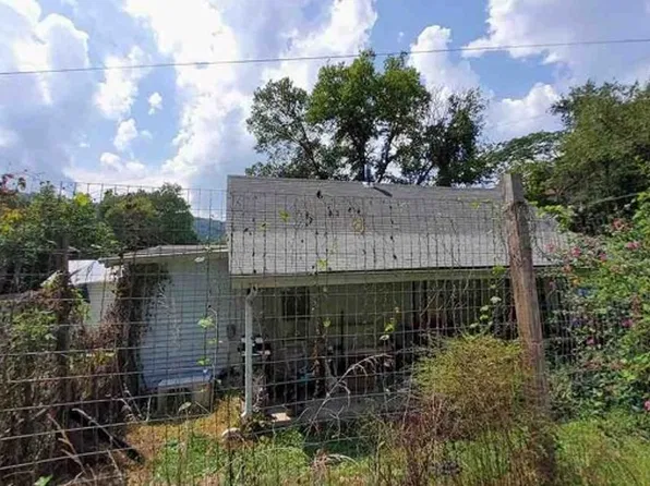 135 Johnson Ave, Rocky Top, TN 37769