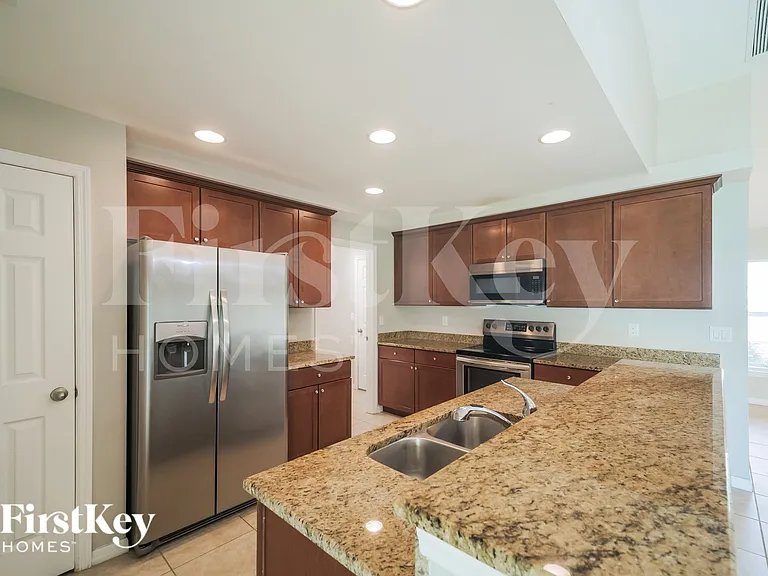 2321 NW 9th Ave — Photo 6
