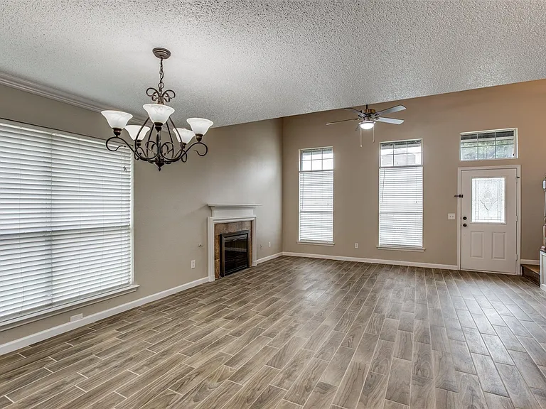 4528 Fargo Dr — Photo 3