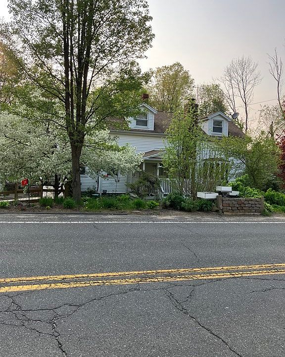 39 Main St, Wales, MA 01081 Zillow