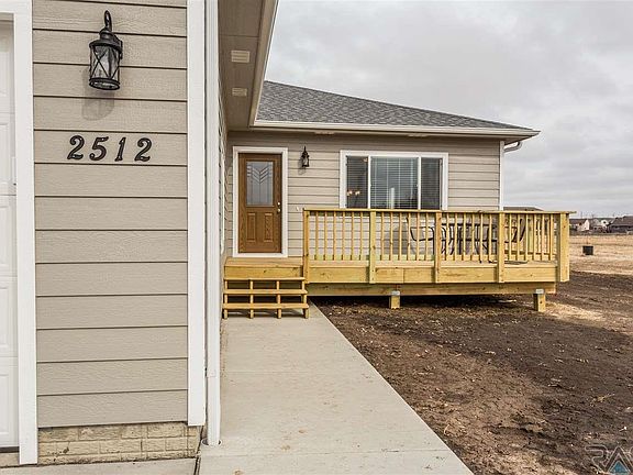 2nd image of 2512 N Pampas Grass Ave