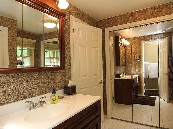 4th image of 2326 Persimmon Dr